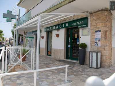 A pochi passi c�� la Farmacia del Faro che svolge servizio tutto l�anno servendo anche le frazioni vicine. �� una fortuna avere la farmacia sul posto � sottolinea la 73enne Teresa -. Quando anni fa scelsi Torre Canne per la villeggiatura estiva fui convinta anche dalla presenza di numerosi servizi, assenti nelle altre localit� marinare vicine�